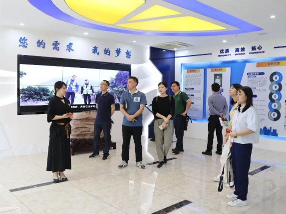 热烈欢迎工信局及企业调研团领导参观考察亲农广场