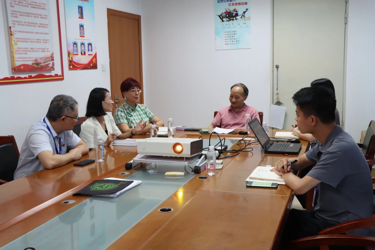 党旗飘扬，，，，，共庆辉煌